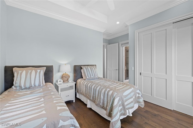 bedroom featuring dark wood-style floors, recessed lighting, ornamental molding, and ceiling fan