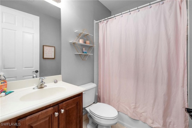 full bathroom featuring shower / bath combo with shower curtain, toilet, and vanity