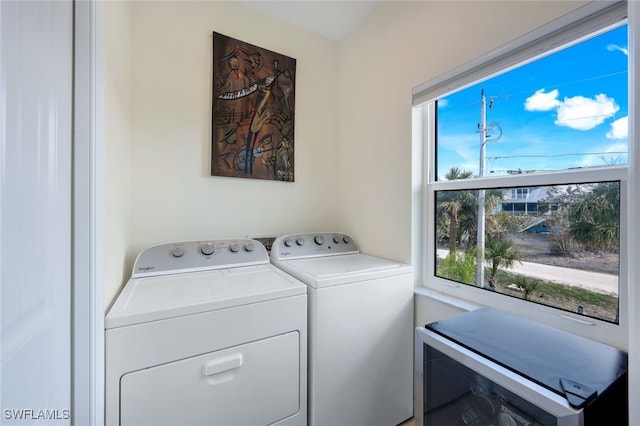 washroom featuring washing machine and clothes dryer