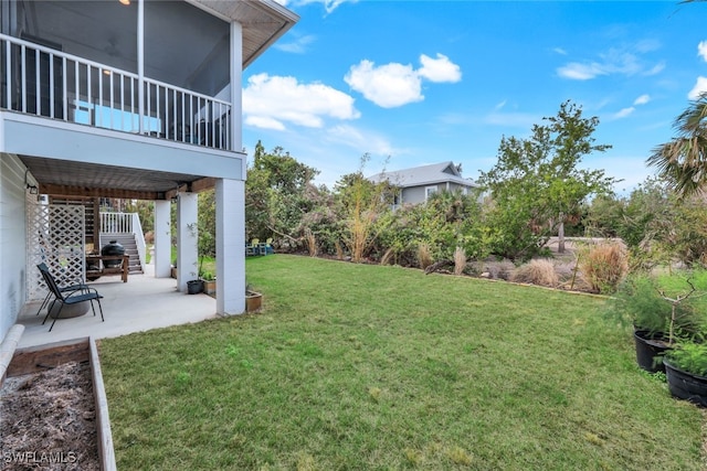 view of yard featuring a patio