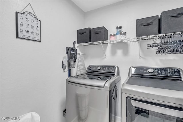 washroom featuring washing machine and clothes dryer