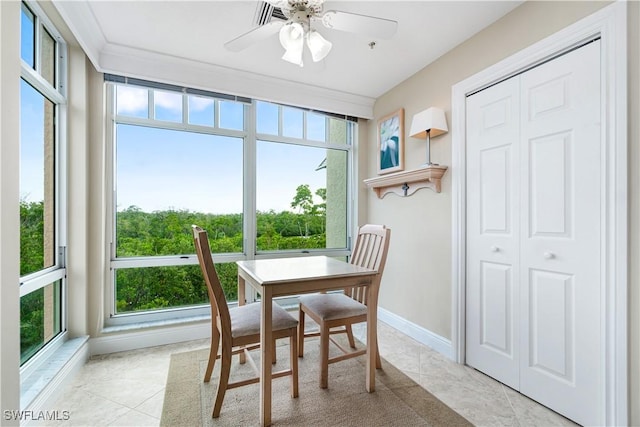 sunroom with ceiling fan