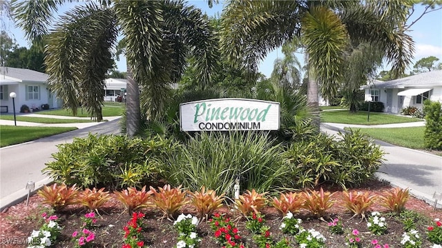 community / neighborhood sign featuring a yard