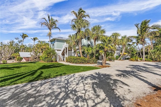 view of front of property featuring a front lawn