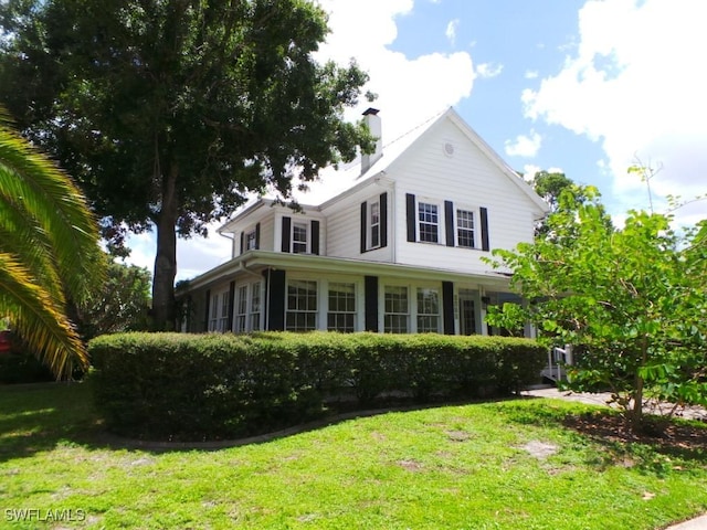 view of front of property with a front lawn