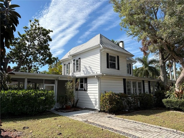 view of front of property featuring a front lawn