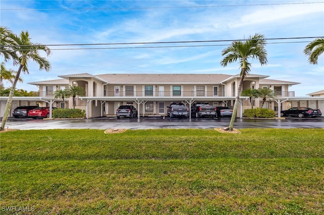 view of front of property featuring stucco siding and a front yard