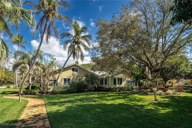 view of front of property featuring a front lawn