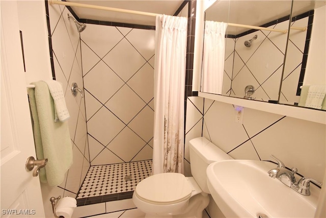 bathroom with sink, toilet, and a shower with curtain