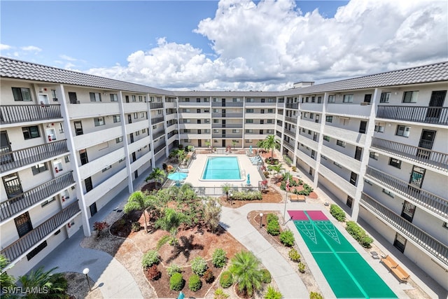 view of swimming pool