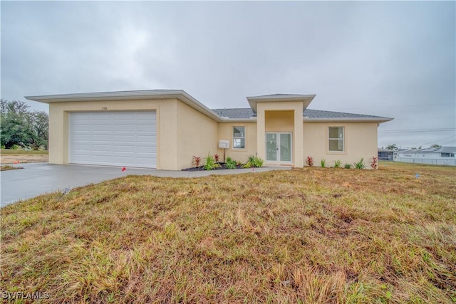 view of front of property featuring a garage and a front yard