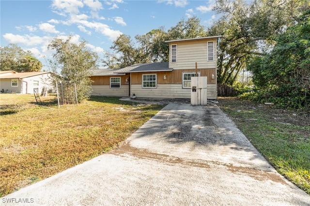 view of front facade featuring a front yard