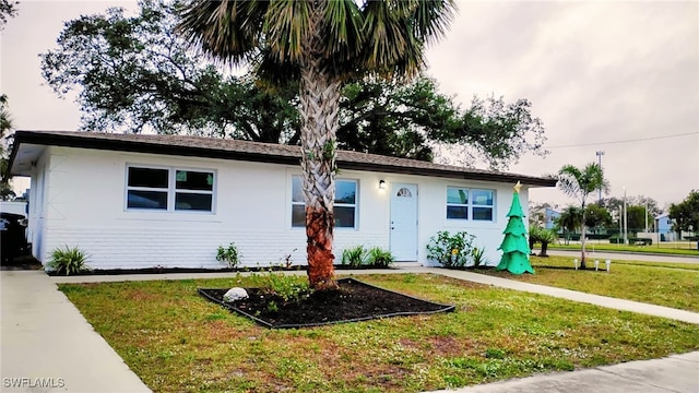 ranch-style house featuring a front yard