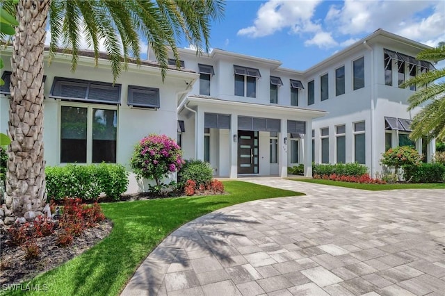 view of front of house featuring a front lawn