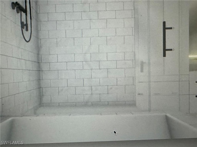 543 Mcarthur Blvd, Lehigh Acres, FL 33974 - full bathroom featuring a bath