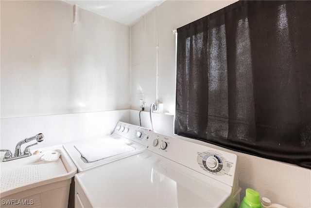 laundry room with sink and independent washer and dryer