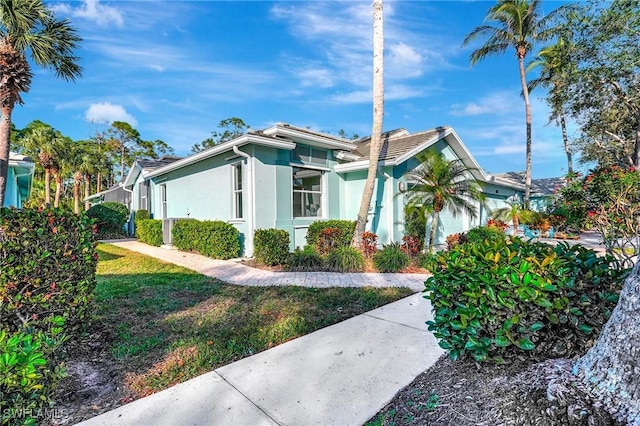 view of front of home featuring a front yard