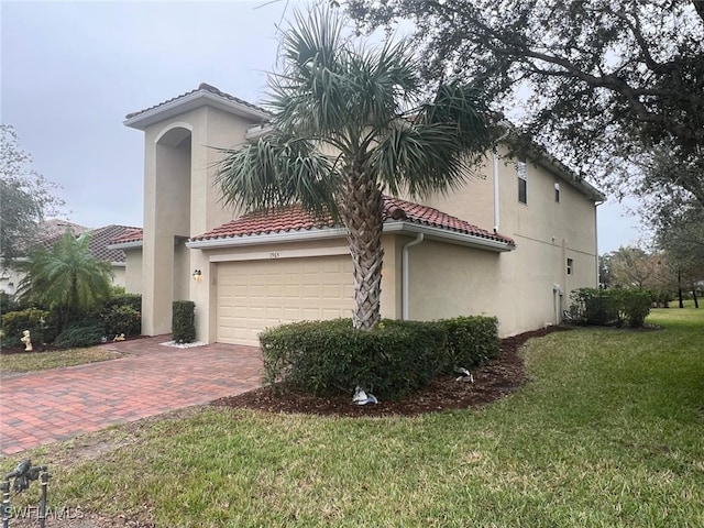 view of side of property featuring a yard