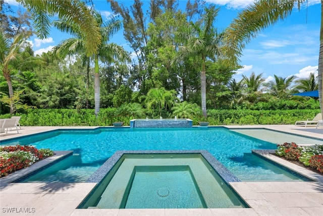 view of pool featuring an in ground hot tub