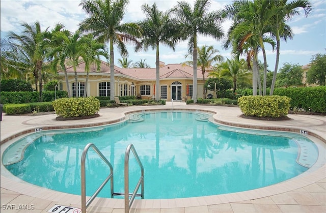 view of swimming pool