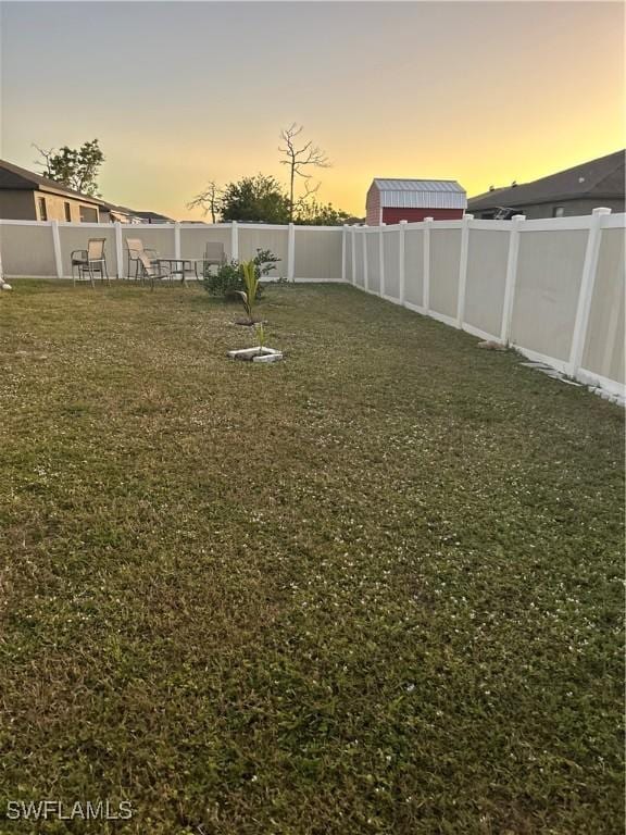 view of yard at dusk