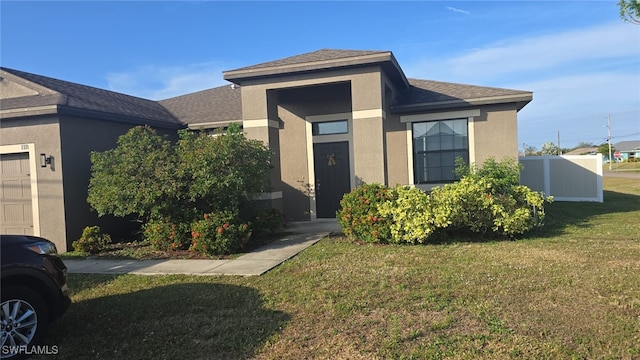 view of front facade featuring a front lawn