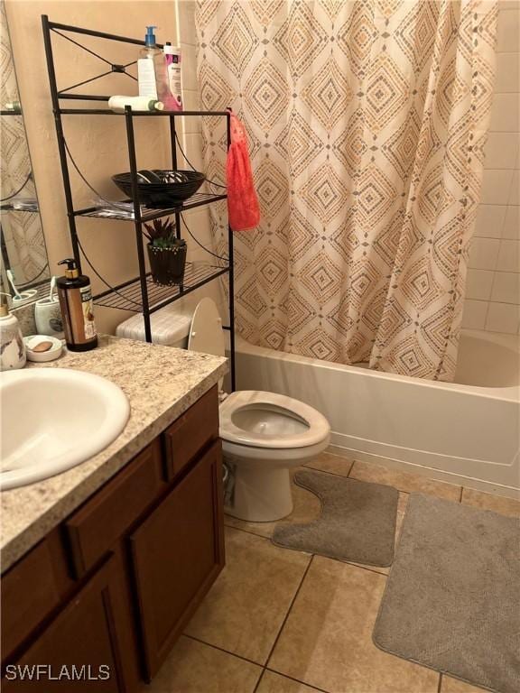 full bathroom with tile patterned floors, toilet, vanity, and shower / bath combo