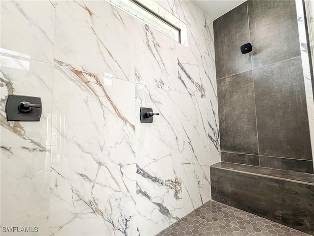 bathroom featuring a tile shower