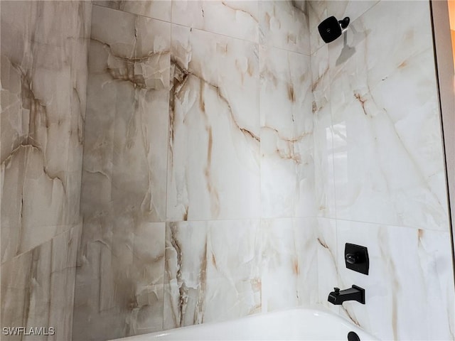 bathroom featuring tiled shower / bath combo