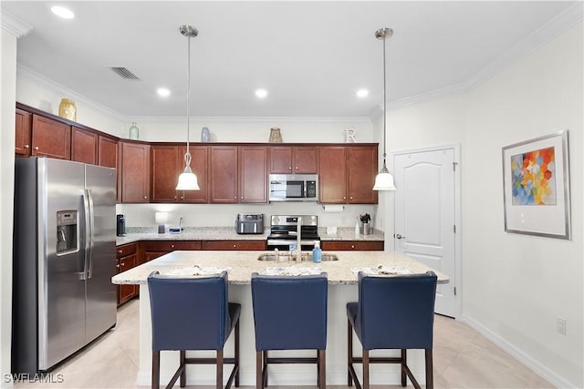 kitchen with appliances with stainless steel finishes, sink, an island with sink, and hanging light fixtures