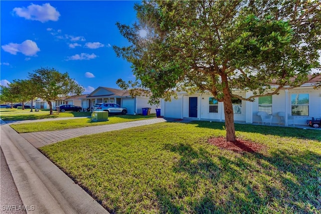 view of front of home featuring a front lawn