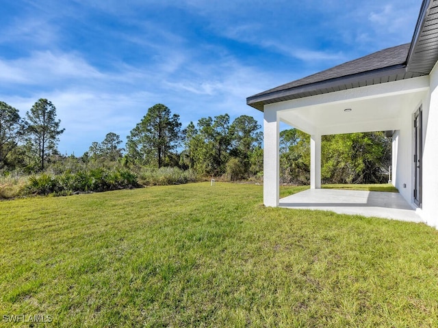 view of yard featuring a patio