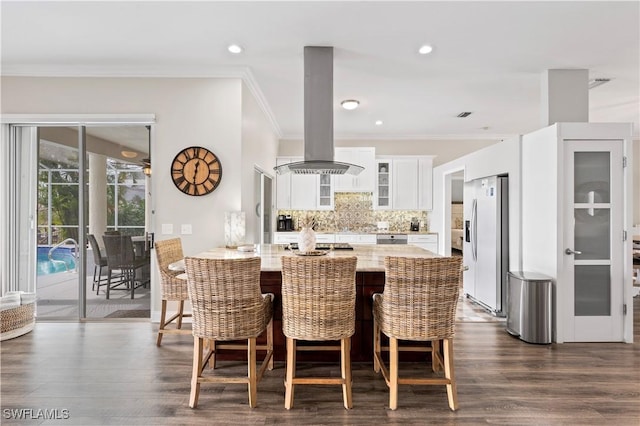 dining area featuring visible vents, recessed lighting, ornamental molding, and dark wood-style flooring