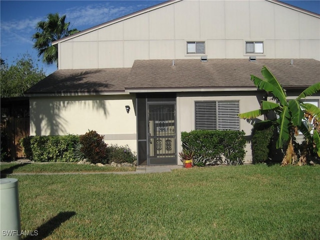 view of front of property featuring a front yard