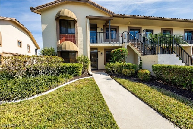 view of front of house featuring a front lawn