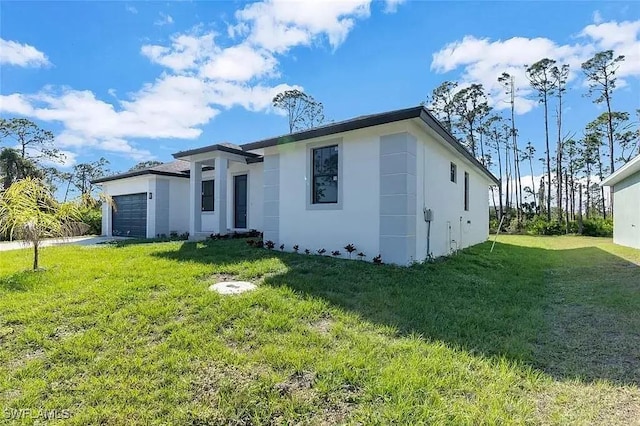 view of front facade featuring a garage and a front lawn