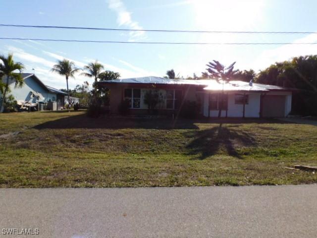 view of front of home with a front lawn