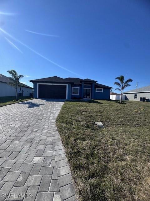 view of front facade with a garage and a front yard