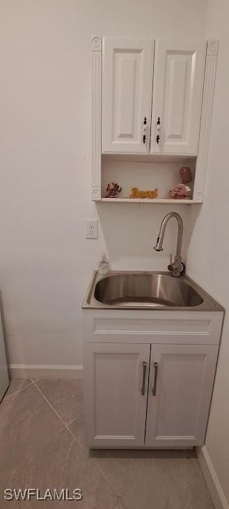 washroom featuring sink and light tile patterned floors