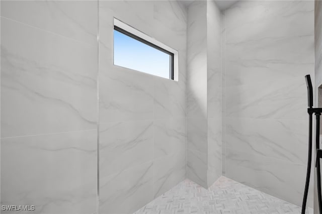 bathroom featuring a tile shower