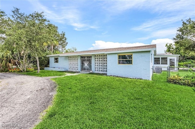 single story home with a front yard