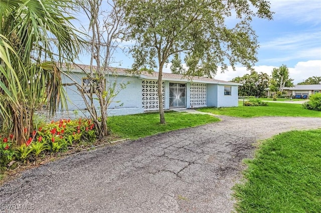 ranch-style home with a front yard