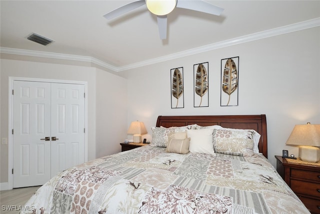 bedroom with crown molding, a closet, and ceiling fan