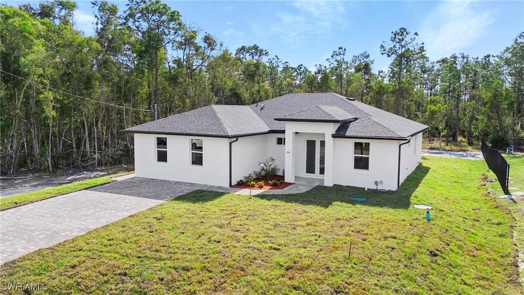 view of front of home featuring a front yard