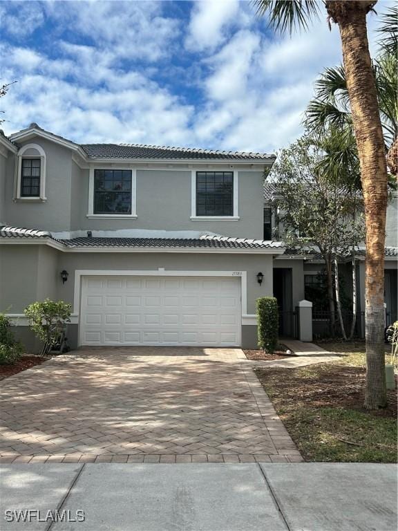 view of front property featuring a garage