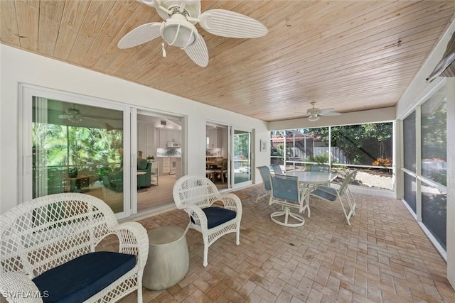 sunroom with ceiling fan