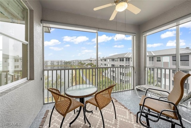 sunroom with ceiling fan