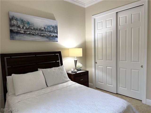 bedroom featuring crown molding and a closet