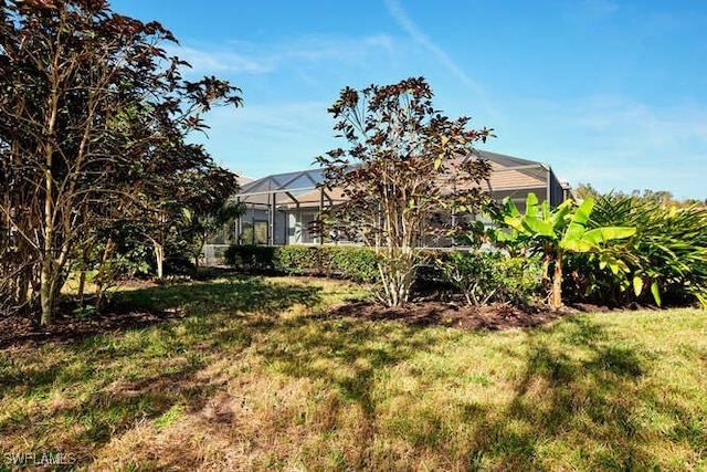 view of yard with a lanai