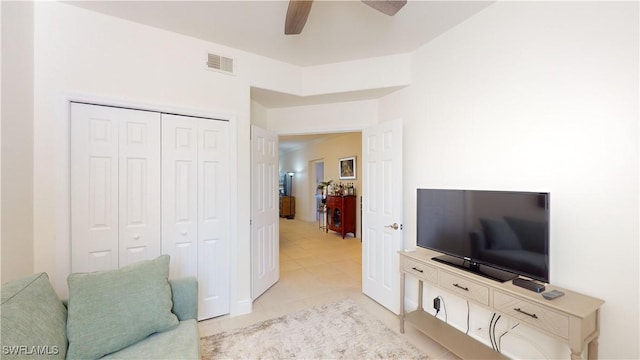 living room featuring ceiling fan